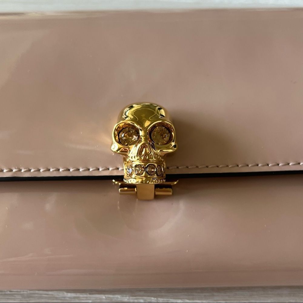 Alexander McQueen Patent Leather Wallet Clutch in Nude with Skull NEW - Picture 9 of 17